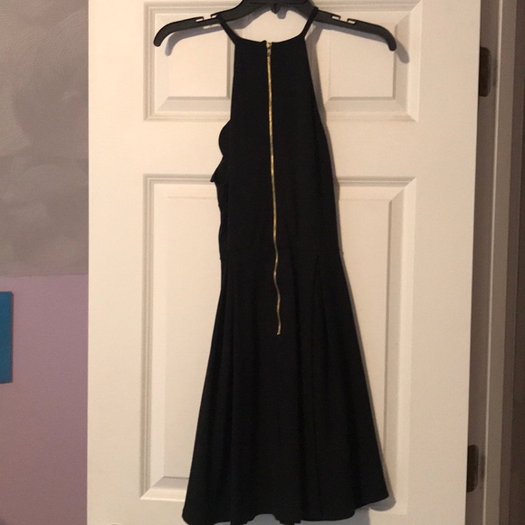 Black scallop dress - Picture 2 of 3